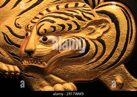 Mostra di una tortuosa tigre dorata all'interno del Castello di Osaka Foto Stock