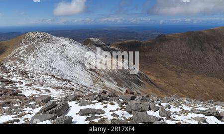 Crinale vicino alla cima di Sail Gharbh, una delle 3 cime del monte Quinag nell'Assynt, Scozia. Vista ovest verso la costa vicino Lochinver Foto Stock