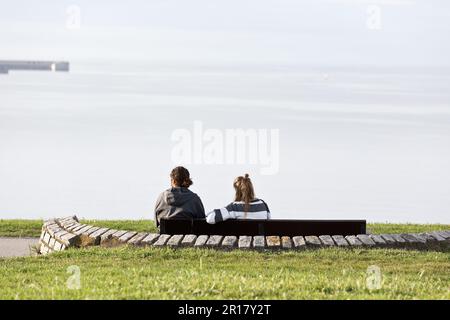 Gijon, Asturie, Spagna. Turisti sul Cerro de Santa Catalina nel quartiere Cimadevila Foto Stock