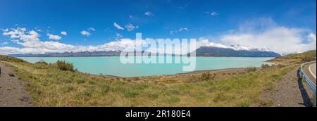 Vista panoramica sulla steppa argentina vicino al Lago Argentino durante il giorno in estate Foto Stock