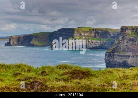Immagine panoramica delle scogliere di Moher ad ovest Costa d'Irlanda Foto Stock