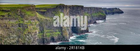 Immagine panoramica delle scogliere di Moher ad ovest Costa d'Irlanda Foto Stock