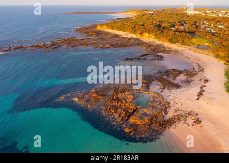 Vista aerea di una piscina oceanica lungo una costa rocciosa a Cape Paterson a Victoria, Australia Foto Stock