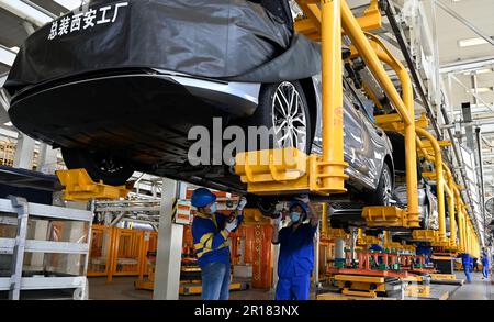 XI'an, Provincia cinese di Shaanxi. 20th Apr, 2022. I membri del personale assemblano veicoli nuovi per l'energia sulla linea di assemblaggio dell'impianto automobilistico BYD a Xi'an, provincia Shaanxi della Cina nord-occidentale, 20 aprile 2022. Credit: Liu Xiao/Xinhua/Alamy Live News Foto Stock