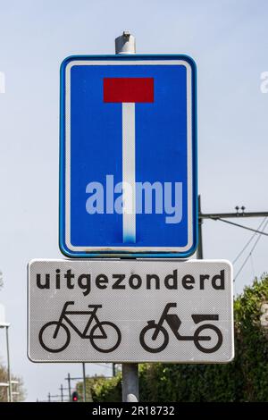 Segnaletica stradale: Questa strada è un vicolo cieco e Uitgezonderd significa: Ad eccezione delle biciclette e dei ciclomotori, lastre rettangolari di colore blu, rosso, bianco e nero Foto Stock