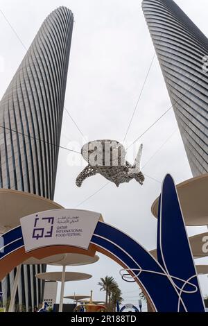 L'installazione di al Nehem Whale Shark è un'attrazione turistica a Lusail, Qatar. Si tratta di un'installazione artistica di 30 metri di uno squalo balena. Foto Stock