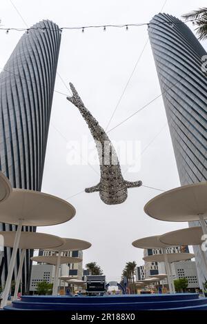 L'installazione di al Nehem Whale Shark è un'attrazione turistica a Lusail, Qatar. Si tratta di un'installazione artistica di 30 metri di uno squalo balena. Foto Stock