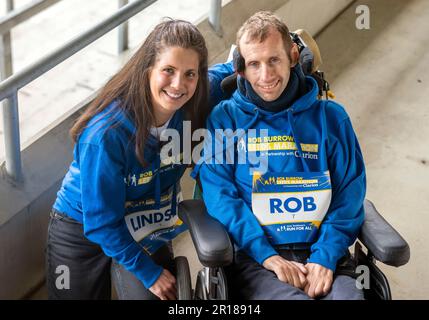 Rob Burrow e sua moglie Lindsey Burrow nel corso di una giornata di media tenutasi all'Headingley Stadium davanti al Clarion Rob Burrow Leeds Marathon 2023 di domenica. Data immagine: Venerdì 12 maggio 2023. Foto Stock