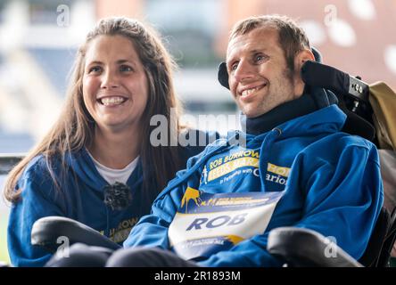 Rob Burrow e sua moglie Lindsey Burrow nel corso di una giornata di media tenutasi all'Headingley Stadium davanti al Clarion Rob Burrow Leeds Marathon 2023 di domenica. Data immagine: Venerdì 12 maggio 2023. Foto Stock