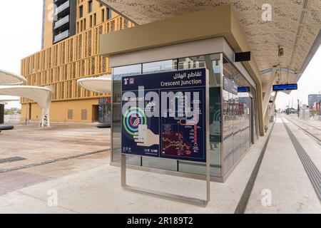 Stazione del tram in Lusail Boulevard. Lusail City è la prima e più grande città sostenibile del Qatar. Foto Stock