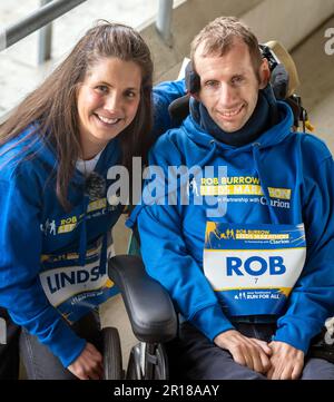 Rob Burrow e sua moglie Lindsey Burrow nel corso di una giornata di media tenutasi all'Headingley Stadium davanti al Clarion Rob Burrow Leeds Marathon 2023 di domenica. Data immagine: Venerdì 12 maggio 2023. Foto Stock