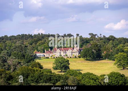 ASHDOWN FOREST, ENGAND - 27th AGOSTO 2022 :Old Lodge, grande casa annidata nella foresta di Ashdown in una giornata estiva di sole Foto Stock