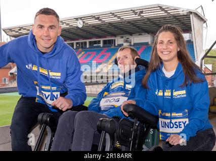 Rob Burrow con sua moglie Lindsey Burrow (a destra) e Kevin Sinfield durante una giornata di media tenutasi all'Headingley Stadium davanti alla Clarion Rob Burrow Leeds Marathon 2023 di domenica. Data immagine: Venerdì 12 maggio 2023. Foto Stock