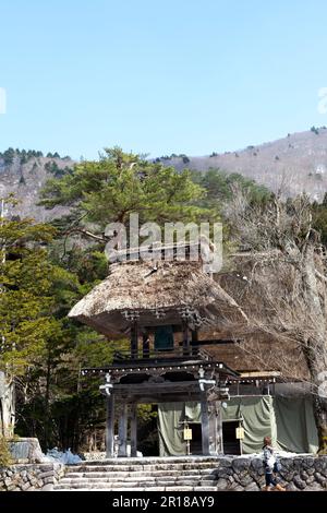 Shirakawago patrimonio mondiale, Myozen-tempio campanile porta Foto Stock