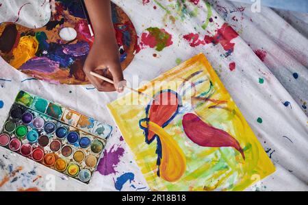 Avviare la creazione. una donna irriconoscibile che usa un pennello e una tavolozza di colori. Foto Stock