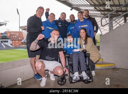 Ex compagni di squadra Gary Mercer, Barrie McDermott, Matt Diskin, Jamie Jones-Buchanan, Kevin Sinfield, Nick Youngquest e Luke Burgess posano per una foto con Rob Burrow e sua moglie Lindsey Burrow durante una giornata di media che si tiene all'Headingley Stadium davanti alla Clarion Rob Burrow Leeds Marathon 2023 di domenica. Data immagine: Venerdì 12 maggio 2023. Foto Stock