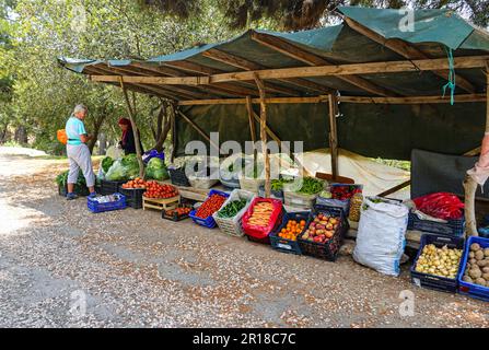 Bancarelle di frutta e verdura a lato della strada Geyikbayiri, Monti del Tauro, vicino ad Antalya, Turchia, Costa Turchese Foto Stock