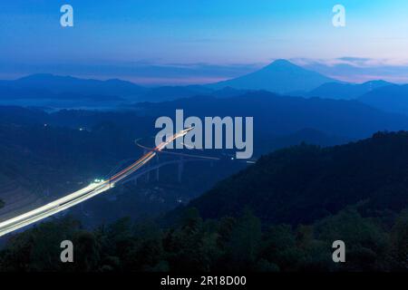 Vista notturna del Monte Fuji e della New Tomei Expressway Foto Stock