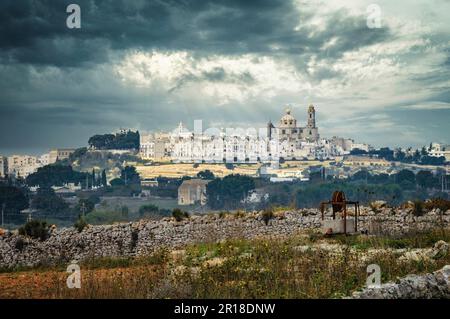 Iconica vista di anclient città bianca sulla collina. Locorotondo città in Puglia, Italia Foto Stock