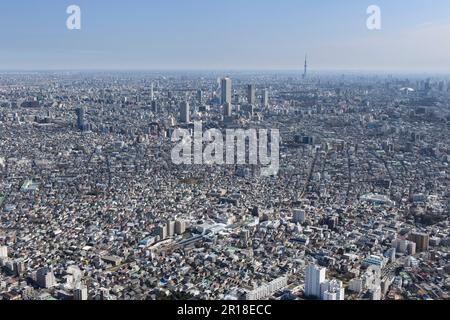 Stazione Higashi Nagasaki ripresa aerea da ovest verso Ikebukuro - direzione della torre dell'albero del cielo Foto Stock