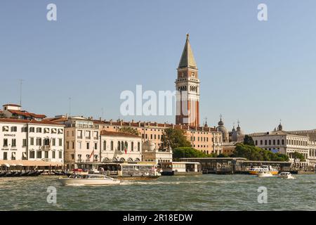 Venezia dal Bacino di San Marco con il campanile ('Campanile') di Piazza San Marco e le barche d'estate, Venezia, Veneto, Italia Foto Stock