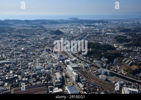 Stazione di Ofuna ripresa aerea dal lato nord-est verso Enoshima direzione Foto Stock