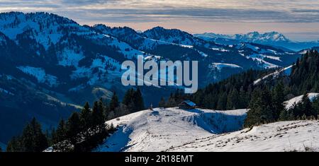 Fantastica escursione invernale al Denneberg sulla Nagelfluhkette da Tahlkirchdorf vicino Oberstaufen nelle splendide Alpi di Allgau Foto Stock