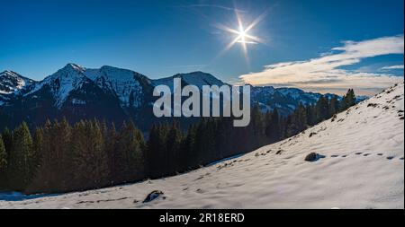 Fantastica escursione invernale al Denneberg sulla Nagelfluhkette da Tahlkirchdorf vicino Oberstaufen nelle splendide Alpi di Allgau Foto Stock