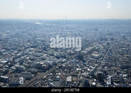 Vista aerea della stazione di Takenotsuka dal lato nord verso la torre dell'albero del cielo Foto Stock