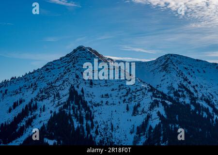 Fantastica escursione invernale al Denneberg sulla Nagelfluhkette da Tahlkirchdorf vicino Oberstaufen nelle splendide Alpi di Allgau Foto Stock