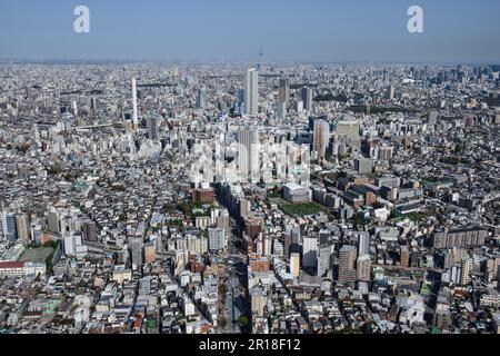 Stazione di Kaname-Cho ripresa aerea dal lato nord-ovest verso la stazione di Ikebukuro, direzione della torre dell'albero del cielo Foto Stock