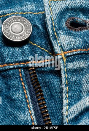 La zip di Levi vola sui jeans blu da uomo Foto Stock