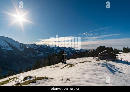 Fantastica escursione invernale al Denneberg sulla Nagelfluhkette da Tahlkirchdorf vicino Oberstaufen nelle splendide Alpi di Allgau Foto Stock