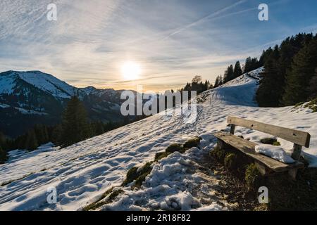 Fantastica escursione invernale al Denneberg sulla Nagelfluhkette da Tahlkirchdorf vicino Oberstaufen nelle splendide Alpi di Allgau Foto Stock