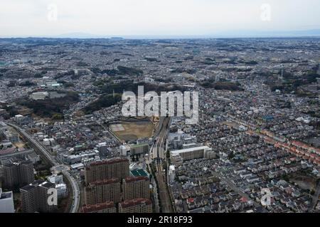 Ripresa aerea della stazione di Ryokuen City che si affaccia su Enoshima dal lato nord Foto Stock