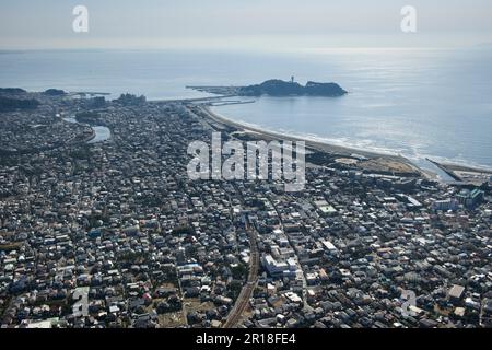 Ripresa aerea della stazione di Kugenuma-kaigan dal lato nord-ovest verso l'isola di Enoshima Foto Stock