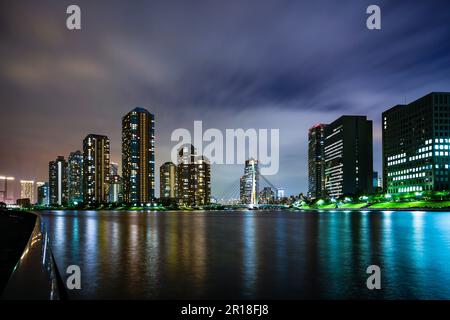 Alti appartamenti lungo il Fiume Sumida a Tokyo Foto Stock