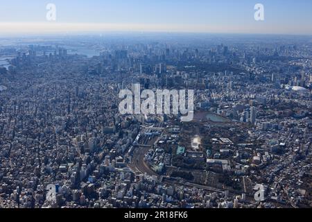 Stazione di Keisei Ueno, stazione di Keisei Ueno ripresa aerea dal lato nord-est verso il Palazzo Imperiale, direzione stazione di Tokyo Foto Stock