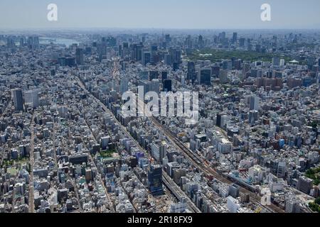 Vista aerea della stazione di Naka-okachimachi dal lato nord verso la Tokyo Tower, il Palazzo Imperiale Foto Stock