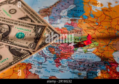 Una mappa con banconote sparse in dollari in tutta l'Europa orientale e, al centro, un uomo pulito come concetto per aiutare con la ricostruzione post-bellica e durin Foto Stock