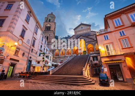 Amalfi, Italia. Immagine del paesaggio urbano della famosa città costiera di Amalfi, situata sulla Costiera Amalfitana, Italia all'alba. Foto Stock