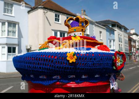 Primo piano di un Red Post Box è dotato di un dotato di una maglia Royal Temi Crown, in preparazione per l'incoronazione di Re Carlo III. Beech Street, Foto Stock