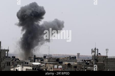 Un missile sparato dalle forze aeree israeliane è visto e il fumo sale sopra gli edifici di Rafah, nella striscia di Gaza meridionale, a seguito di uno sciopero israeliano venerdì 12 maggio 2023. Israele e Gaza militanti hanno commerciato fuoco pesante, foto di Ismael Mohamad/UPI Credit: UPI/Alamy Live News Foto Stock
