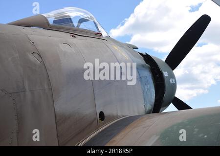 Guardando in alto l'abitacolo e l'elica di un aereo della seconda guerra mondiale Foto Stock