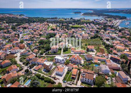 Una vista aerea di case residenziali vicino al mare in una giornata di sole a Medulin, Croazia Foto Stock