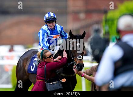 L'allenatore Amy Murphy festeggia con Pride of America dopo che Hollie Doyle ha vinto la Precision Facades handicap durante il Boodles May Festival Tote Chester Cup Day all'ippodromo di Chester. Data immagine: Venerdì 12 maggio 2023. Foto Stock