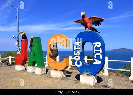 6 2023 marzo - Jaco in Costa Rica: Un segno colorato accoglie le persone a Jaco, una famosa città balneare sulla costa del Pacifico della Costa Rica in America Centrale Foto Stock