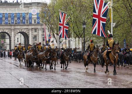 La Household Cavalry sfilò lungo il Mall durante l'incoronazione di Re Carlo, Londra, Regno Unito, il 6 maggio 2023 Foto Stock