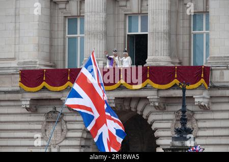 6th maggio 2023 - Re Carlo e la Regina consorte Camilla appaiono sul balcone di Buckingham Palace dopo la sua incoronazione a Londra Foto Stock