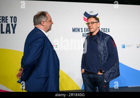 Da sinistra a destra Andreas MICHELMANN (DHB, Presidente), allenatore/allenatore federale Alfred GISLASON (GER) parlare, pallamano, pareggio per i Campionati europei 2024, il 10th maggio 2023 a Duesseldorf/Germania. Foto Stock